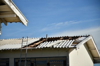 Chuva e ventos fortes causam danos e destelham escola de Umuarama