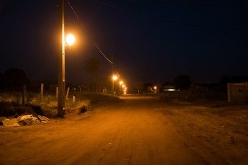 Prefeitura instala lâmpadas em ruas de Serra dos Dourados