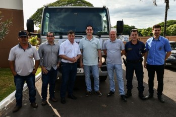 Pozzobom entrega caminhão novo para a manutenção do cemitério