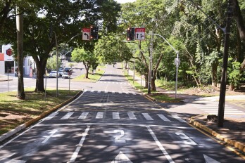 Desrespeito ao semáforo gera muitas multas na Parigot com Rua do Bosque
