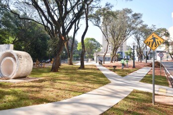 Revitalização da Praça das Gurucaias entra na reta final; espaço já recebe grama