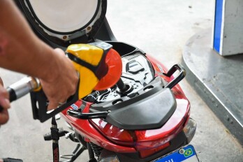Gasolina mais barata custa R$ 6,89 e mais cara R$ 7,39, informa pesquisa
