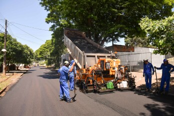 Prefeitura recupera pavimento de ruas e avenidas com mão de obra própria