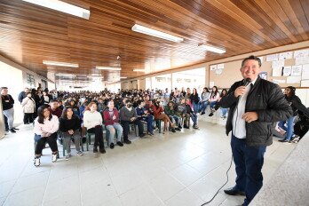 Colégio estadual agradece prefeito por obra que melhorou as condições de acesso