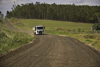 Estrada Cedro recebe fresado de asfalto para aumentar resistência e reduzir atrito