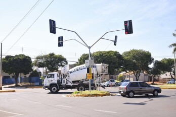 Semáforo instalado na Ângelo Moreira com Av. Rondônia já está funcionando