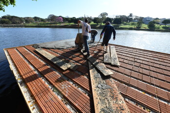 Madeira velha do trapiche é substituída por laje de concreto no Lago Aratimbó
