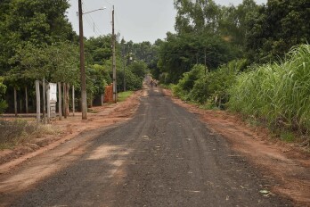 Estrada que contorna Vila Rural de Santa Eliza recebe rejeito de asfalto